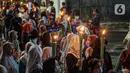 Warga mengikuti pawai obor menyambut Ramadan di kawasan Matraman Dalam, Jakarta, Minggu (27/3/2022). Pawai obor tersebut juga digelar untuk meningkatkan silaturahmi dan ukhuwah sesama umat Muslim serta menyemarakkan syiar Islam di Ibu Kota. (Liputan6.com/Faizal Fanani)