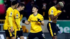 Pemain Wolverhampton Wanderers Hwang Hee-Chan melakukan selebrasi usai mencetak gol ke gawang Burnley pada pertandingan sepak bola Liga Inggris di Stadion Molineux, Wolverhampton, Inggris, Selasa (5/12/2023). (Mike Egerton/PA via AP)