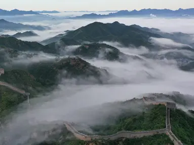 Foto dari udara menunjukkan Tembok Besar China seksi Jinshanling yang diselimuti kabut pagi di wilayah Luanping, Kota Chengde, Provinsi Hebei, China, 10 Agustus 2020. (Xinhua/Zhou Wanping)
