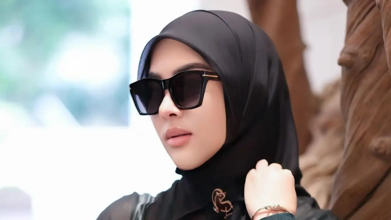 Syahrini dengan busana serba hitam (Instagram/princessyahrini)