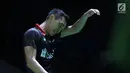 Tunggal putra Indonesia Jonatan Christie mengelap wajah saat melawan pebulutangkis Denmark, Viktor Axelsen pada babak pertama Indonesia Open 2018 di Istora GBK, Jakarta, Selasa (3/7). Jonatan kalah 10-21, 19-21. (Liputan6.com/Helmi Fithriansyah)