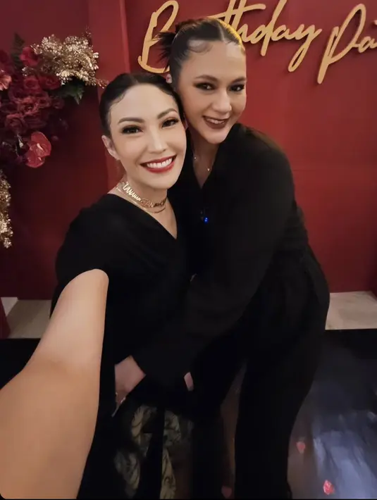 Ayu Dewi pun hadir dengan atasan hitam dipadukan kain batik sebagai bawahannya. Dilengkapi aksesori kalung keemasannya. [@mrsayudewi]