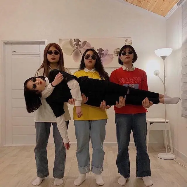 6 Pose Foto Lucu Bareng Sahabat Ini Tunjukan Kekompakan