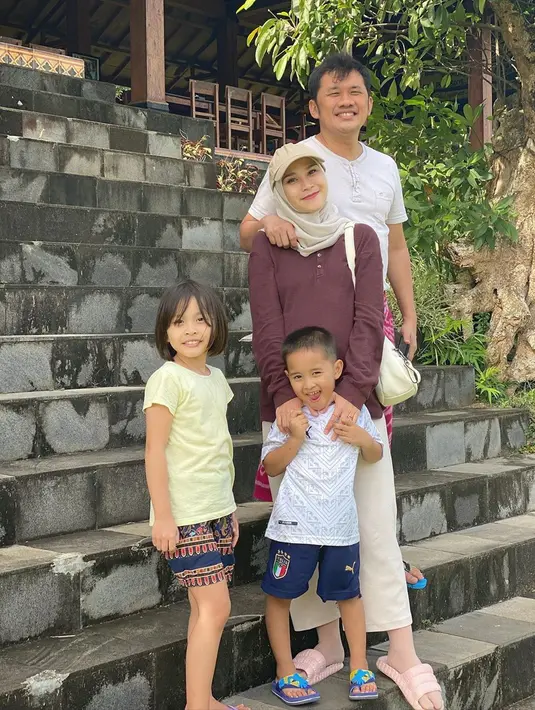 Tidak mudah memang menerapkan hal tersebut, terutama pada Bhai Kaba yang belum bisa membaca. Ia terkadang tantrum dan menguji kesabaran Zaskia pastinya. Namun lagi-lagi ia harus tetap sabar dan perlahan menjalaninya. (Instagram/zaskiadyamecca)