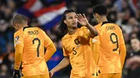 Pemain Timnas Belanda, Nathan Ake melakukan selebrasi setelah mencetak gol ketiga timnya ke gawang Timnas Gibraltar pada laga Grup B Kualifikasi Euro 2024 di Feyenoord Stadium, Rotterdam, Belanda, Selasa (28/03/2023) WIB. De Oranje menang dengan skor 3-0. (AFP/John Thys)