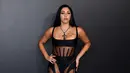 <p>Aktris Amerika Serikat Lourdes Leon tiba pada pembukaan pameran Thierry Mugler: Couturissime di Brooklyn Museum, Brooklyn, New York City, Amerika Serikat, 15 November 2022. Dia memilih legging hitam spiral Mugler klasik dan bodysuit tipis dari merek mewah untuk melengkapi penampilannya secara keseluruhan malam itu. (ANGELA WEISS/AFP)</p>