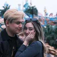Potret Ranty Maria Dilamar Rayn Wijaya di Disneyland. (Sumber: Instagram/rantymaria)