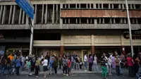 Orang-orang berkumpul di jalan setelah gempa mengguncang Venezuela pada Rabu dini hari, 22 Agustus 2018, pukul 00.14 waktu setempat. (Foto: Federico Parra / AFP)