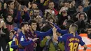 Barcelona meraih kemengan saat menjamu Villareal pada laga lanjutan La Liga Spanyol yang berlangsung di stadion, Camp Nou, Spanyol, Senin (3/12). Barcelona menang 2-0 atas Villareal. (AFP/Lluis Gene)