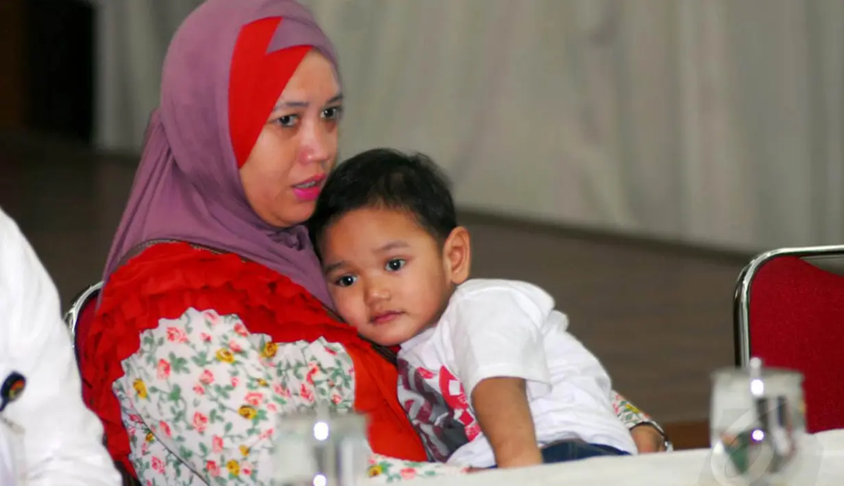 Dengan alasan keterbatasan ekonomi ibunya, Iqbal, korban kekerasan yang dilakukan pacar ibunya, dirawat oleh Irma Nur Cahyani, kakak kandung dari ibunda Iqbal, Senin (12/5/14). (Liputan6.com/Miftahul Hayat)