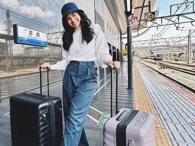 Dalam akun Instagram pribadinya, Maudy Ayunda memang sering mengunggah berbagai kegiatannya. Bahkan, terbaru dirinya diketahui tengah asyik berlibur di Jepang dengan sang suami, Jesse Choi. (Liputan6.com/IG/@maudyayunda)