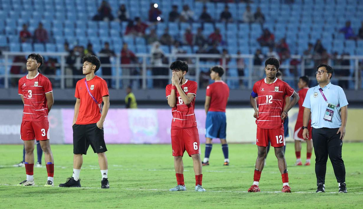 Ekspresi pemain Timnas Indonesia usai bertanding melawan Vietnam pada laga pamungkas Grup A Piala AFF U-17 2026 di Stadion Gelora Delta, Sidoarjo, Jawa Timur, Minggu (19/4/2026) malam. Timnas Indonesia menutup perjalanan di Grup A Piala AFF U-17 2026 dengan hasil imbang. (Bola.com/M Iqbal Ichsan)