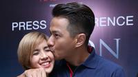 Lima tahun sudah pasangan ini membina rumah tangga tanpa ada gosip miring. Bahkan hingga kini, pasangan ini juga belum dikaruniai anak. Pasangan ini juga memiliki panggilan unik dan mesra. (Andy Masela/dok. Bintang.com)