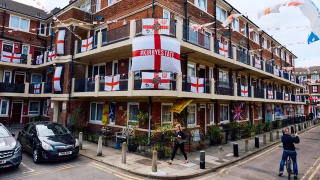 Bendera berkibar tinggi di kawasan Kirby menjelang Final Euro