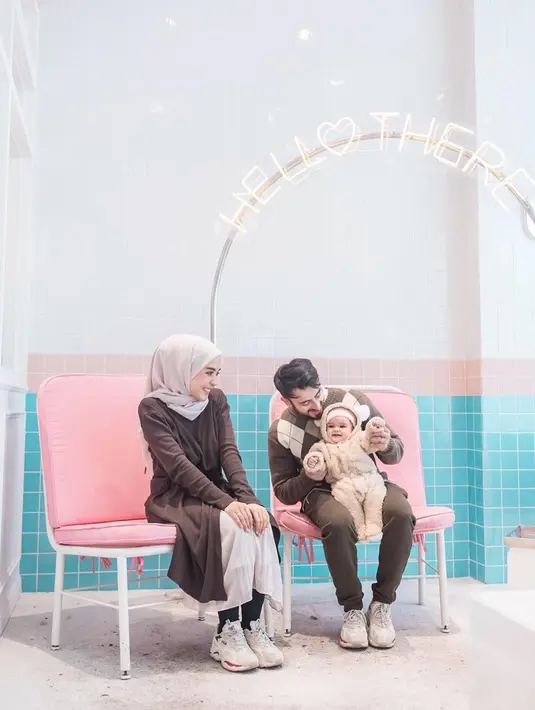 Kehadiran Shireen turut menambah kebahagian dalam keluarga kecil ini. Wajahnya yang imut, semakin menggemaskan ketika dirinya mengenakan kostum binatang beruang ini. Ya, Shireen kerap dibalutkan pakaian yang senada dengan orang tuanya dalam beberapa momen tertentu. (Liputan6.com/IG/@defarhad)