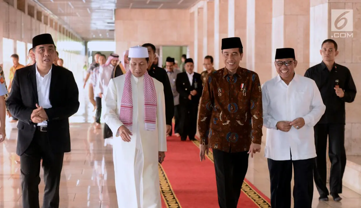 Presiden Joko Widodo bersama rombongan berjalan di lorong usai menunaikan ibadah Salat Jumat di Masjid Istiqlal, Jakarta, Jumat (2/3). (Liputan6.com/Pool/Biro Pers Setpres)