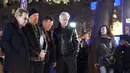 <p>Grup band U2 Bono, Adam Clayton , Larry Mullen Jr dan The Edge seusai meletakkan karangan bunga di trotoar di depan gedung pertunjukan Bataclan Theatre, salah satu tempat serangan teroris di Paris, Perancis, Sabtu (14/11). (AFP PHOTO / FRANCK FIFE)</p>
