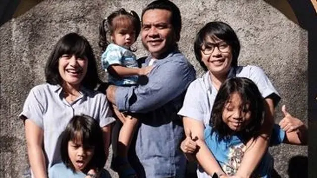 6 Potret Kebersamaan Erix Soekamti dan Dua Istrinya, Kompak Banget