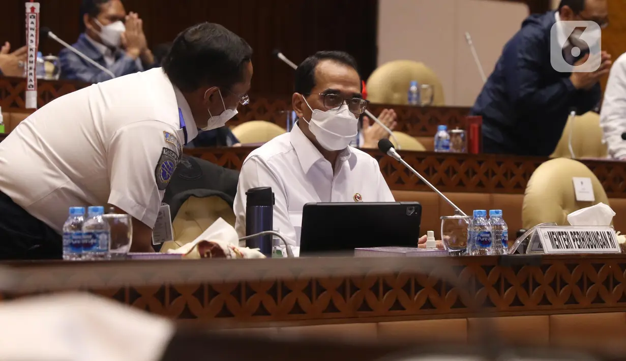 Menhub Budi Karya Sumadi berbincang disela Rapat Kerja dengan Komisi V DPR di Kompleks Parlemen Senayan, Jakarta, Rabu (2/6/2021). Rapat membahas pendahuluan Rencana Kerja Anggaran Kementrian/Lembaga (RKA K/L) dan Rencana Kerja Pemerintah (RKP) Tahun 2022. (Liputan6.com/Angga Yuniar)