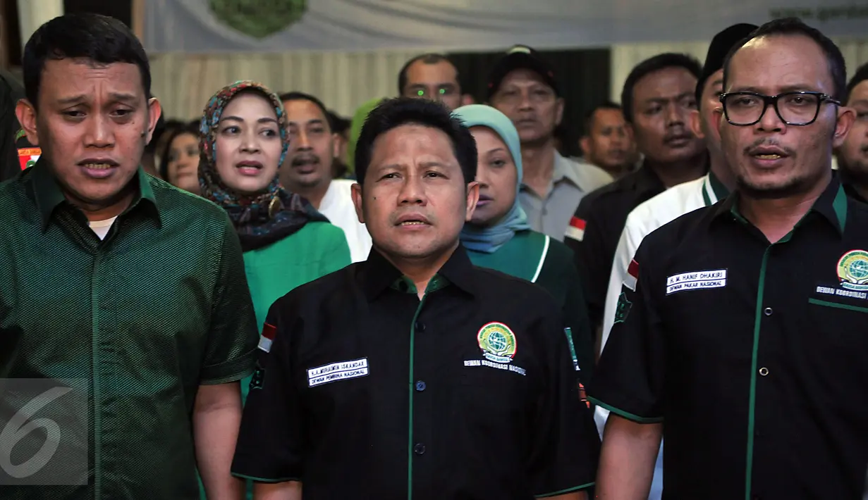Ketua Umum PKB, Muhaimin Iskandar (tengah) bersama Sekjen PKB, Abdul Kadir Karding (kiri), dan Menaker, Hanif Dhakiri, saat menghadiri Tasyakuran Harlah ke-17 Garda Bangsa di kantor DPP PKB, Jakarta, Jumat (11/3). (Liputan6.com/Johan Tallo)