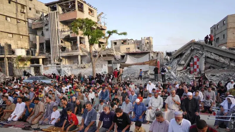 Warga Palestina di Gaza melakukan ibadah salat Idul Adha di tengah reruntuhan bangunan. (AFP)