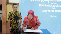 Wali Kota Risma menandatangani nota kesepahaman dengan Grup Astra Surabaya terkait pengembangan sumber daya manusia bagi warga Kota Surabaya. (Liputan6.com/ Dian Kurniawan)