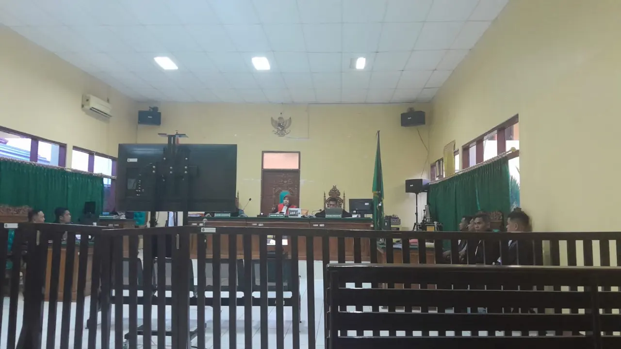 Terdakwa dugaan penggelapan hasil bisnis penjualan 'rokok ilegal' di Wajo, Sulsel, Andi Norma (65) minta keadilan hakim (Liputan6.com/Eka Hakim)
