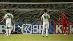 Pelanggaran yang dilakukan Persebaya terhadap Anco Jansen yang dilakukan di dalam kotak pinalti akhirnya berbuah manis. Jansen selaku eksekutor tak menyiakan kesempatan tersebut. (Bola.com/Ikhwan Yanuar)