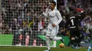 Casemiro mencetak gol kedua untuk Real Madrid saat melawan Malaga pada lanjutan La Liga Santander di Santiago Bernabeu stadium, Madrid, (25/11/2017). Madrid menang 3-2. (AP/Francisco Seco)