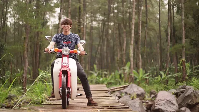 6 Potret Ilux Pelantun Lagu 'Mundur Alon-Alon', Pemuda Asal Banyuwangi