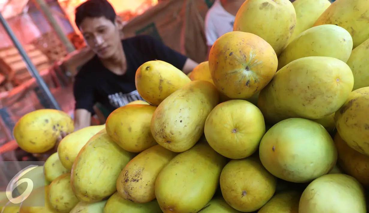 Pedagang menjajakan timun suri di Pasar Induk Kramat Jati, Jakarta, Rabu (8/6). Selama bulan Ramadan, timun suri menjadi salah satu buah yang banyak dicari warga sebagai menu berbuka puasa, dengan harga Rp6 ribu perkilo. (Liputan6.com/Immanuel Antonius)