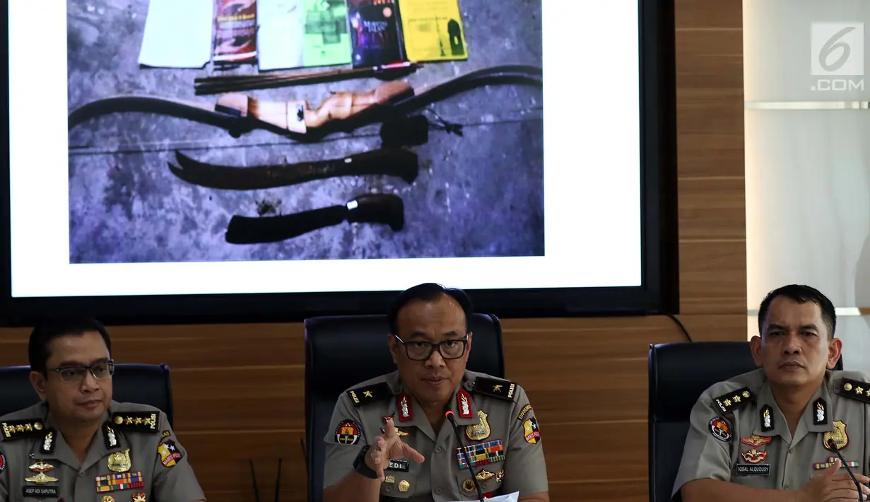 Kadiv Humas Mabes Polri Brigjen Dedi Prasetyo (tengah) memberi keterangan terkait kelompok teroris ISIS di Sumatera Barat, Mabes Polri, Jakarta, Selasa (23/7/2019). Terduga teroris Padang terpantau sering terafiliasi dengan jaringan JAD Sibolga, Lampung, dan Bekasi. (Liputan6.com/JohanTallo)