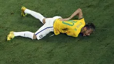 Pemain Brasil, Neymar mengalami retak tulang belakang pada pertandingan perempat final melawan Kolombia, (5/7/14). (REUTERS/Fabrizio Bensch)