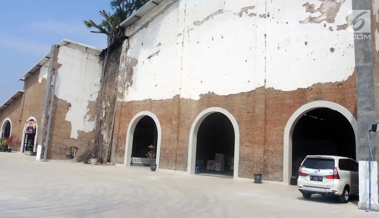 Penampakan rest area Tol Pejagan Km 260, Kabupaten Brebes, Jawa Tengah, Senin (27/5/2019). Bangunan bekas pabrik gula ini dijadikan rest area dengan fasilitas pom bensin, kafe, rumah makan dan oleh-oleh khas Brebes. (Liputan6.com/Gholib)