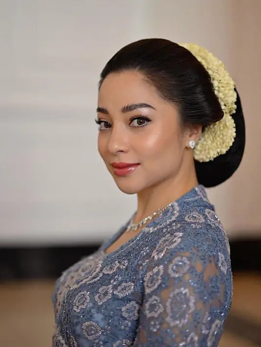 Nikita Willy tampil memukau dengan sanggul klasik yang dihiasi melati. Ia pun mengenakan kebaya biru brokat. [@nikitawillyofficial94]
