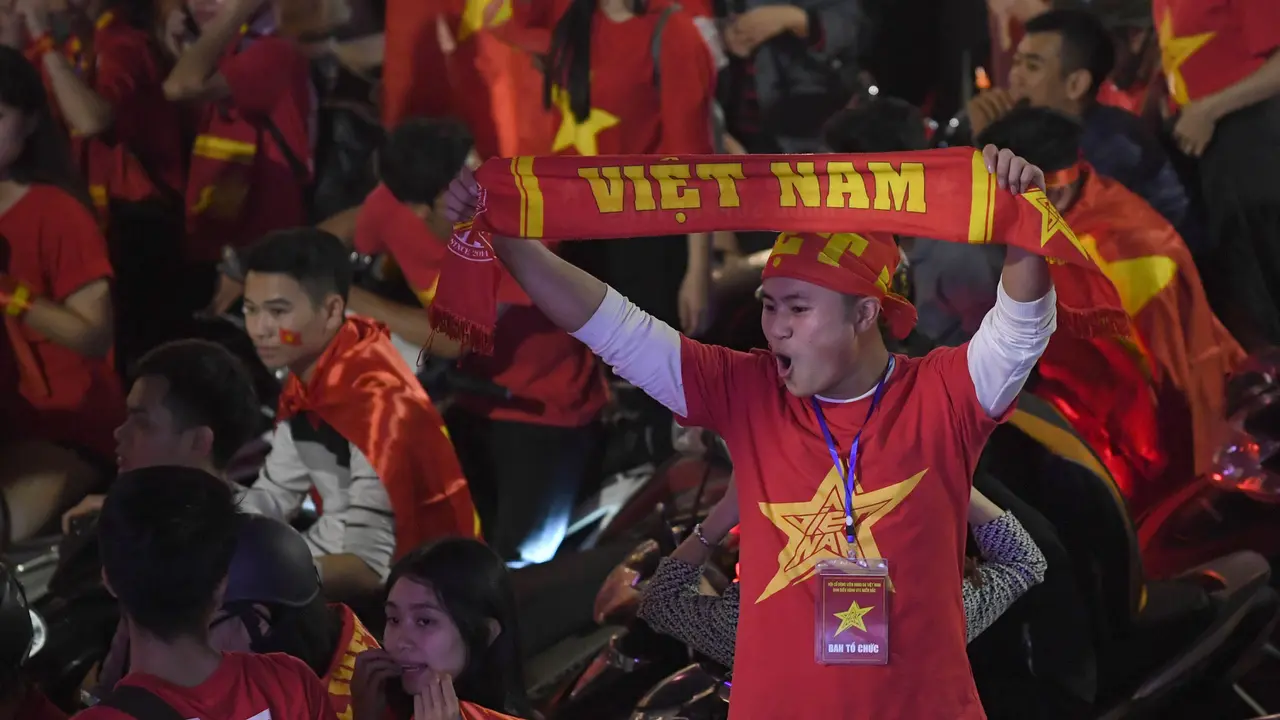 FOTO: Timnas Cetak Sejarah, Warga Vietnam Berpesta