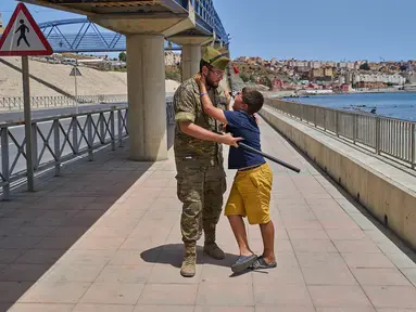 Tangis Anak Migran Hentikan Deportasi di Ceuta