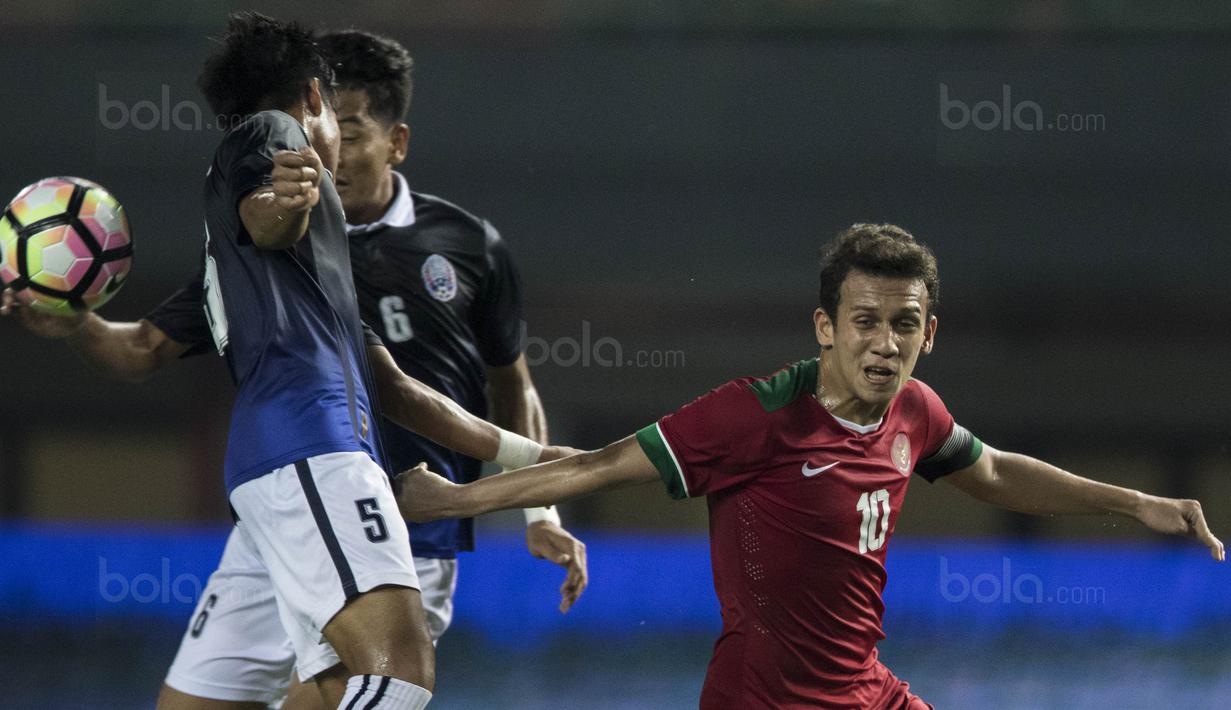 Gelandang Timnas Indonesia U-19, Egy Maulana Vikri, berusaha lepas dari penjagaan pemain Kamboja U-19 pada laga persahabatan di Stadion Patriot, Bekasi, Rabu (4/10/2017). Indonesia menang 2-0 atas Kamboja. (Bola.com/Vitalis Yogi Trisna)