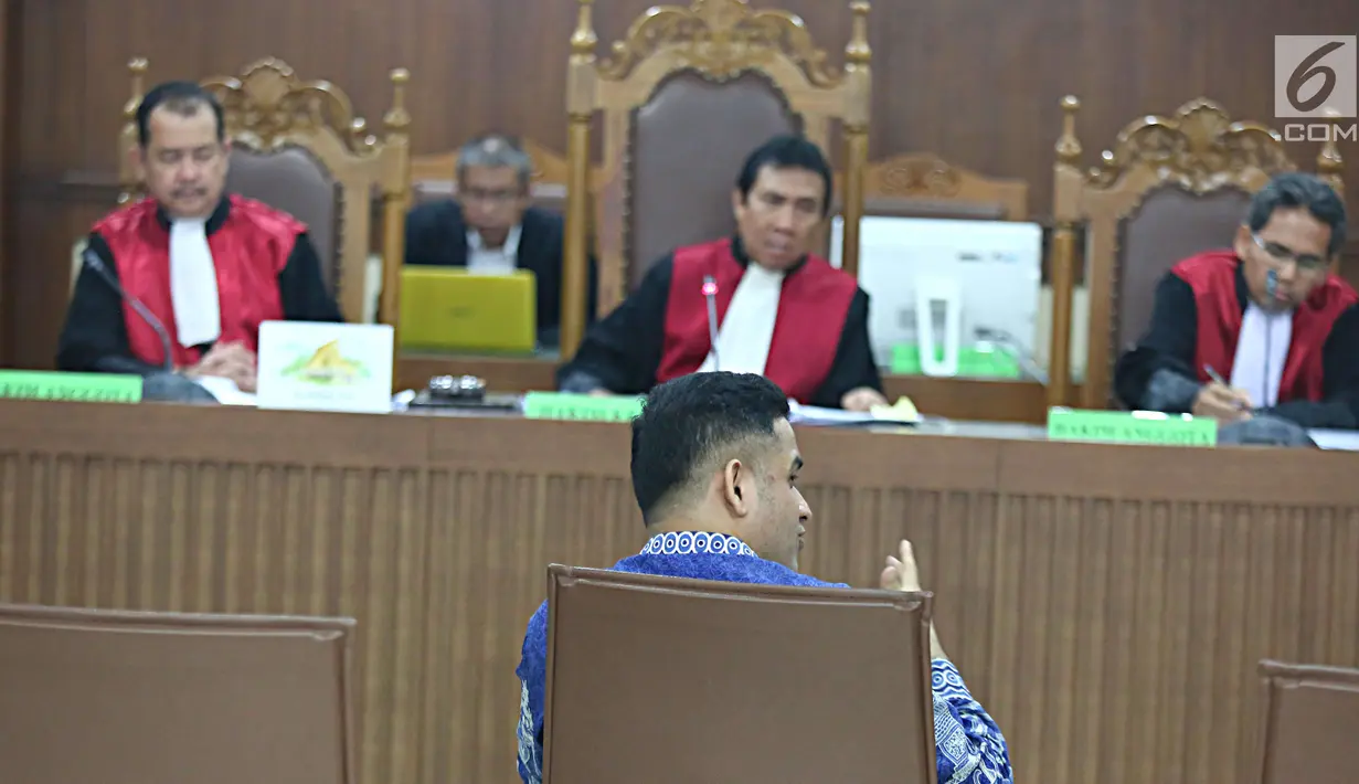 Nazaruddin memberi kesaksian untuk Choel Mallarangeng di Pengadilan Tipikor, Jakarta, Senin (29/5). Nazaruddin menyebut dia menyetor uang sebesar Rp 7 miliar atas permintaan sekretaris Menpora saat itu Wafid Muharam. (Liputan6.com/Helmi Afandi)