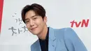 Kim Seon Ho saat tampil di acara menjelang perilisan drama korea ‘Hometown Cha Cha Cha’. Setelah sukses menyita perhatian di drakor Start Up dan Hometown Cha Cha Cha, paras tampan dan lesung pipinya akan kembali menghibur penonton dalam drama kerajaan romansa. (Instagram/@seonho__kim)