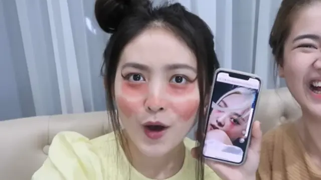 6 Momen Felicya Angelista Makeup-in Natasha Wilona Jadi Jennie Blackpink, Hasilnya Kocak