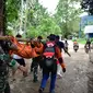 Proses evakuasi jenazah korban longsor di Desa Tulabolo, Kecamatan Suwawa Timur, Kabupaten Bone Bolango. Foto:Mila-Kominfotik (Arfandi Ibrahim/Liputan6.com)