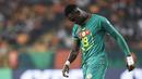 Ekspresi kecewa pemain Senegal, Moussa Niakhate setelah gagal mengeksekusi tendangan penalti ke gawang Pantai Gading pada babak 16 besar Piala Afrika 2023 di Stade Charles Konan Banny, Yamoussoukro, Selasa (30/01/2024) dini hari WIB. Pantai Gading menang dengan skor 5-4 pada babak adu penalti. (AFP/Kenzo Tribouillard)