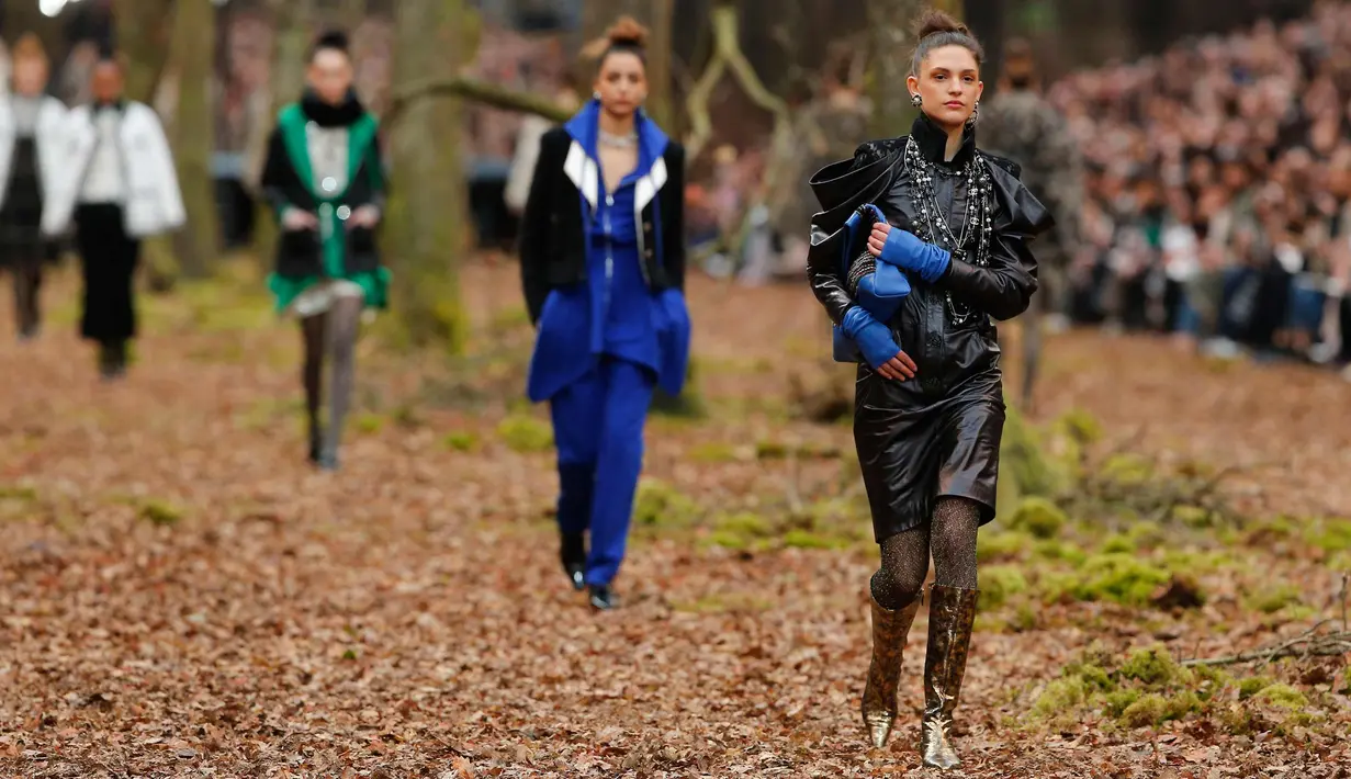 Sejumlah model berjalan memperagakan busana kreasi Chanel untuk koleksi pakaian fall / winter 2018/2019 di Paris, Prancis (6/3). (AP Photo / Thibault Camus)