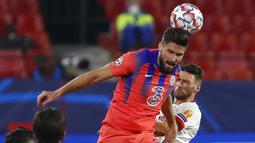Striker Chelsea, Olivier Giroud, menyundul bola saat melawan Sevilla pada laga Liga Champions di Stadion Ramon Sanchez Pijuan, Kamis (3/12/2020). Chelsea Menang dengan skor 4-0. (AP/Angel Fernandez)
