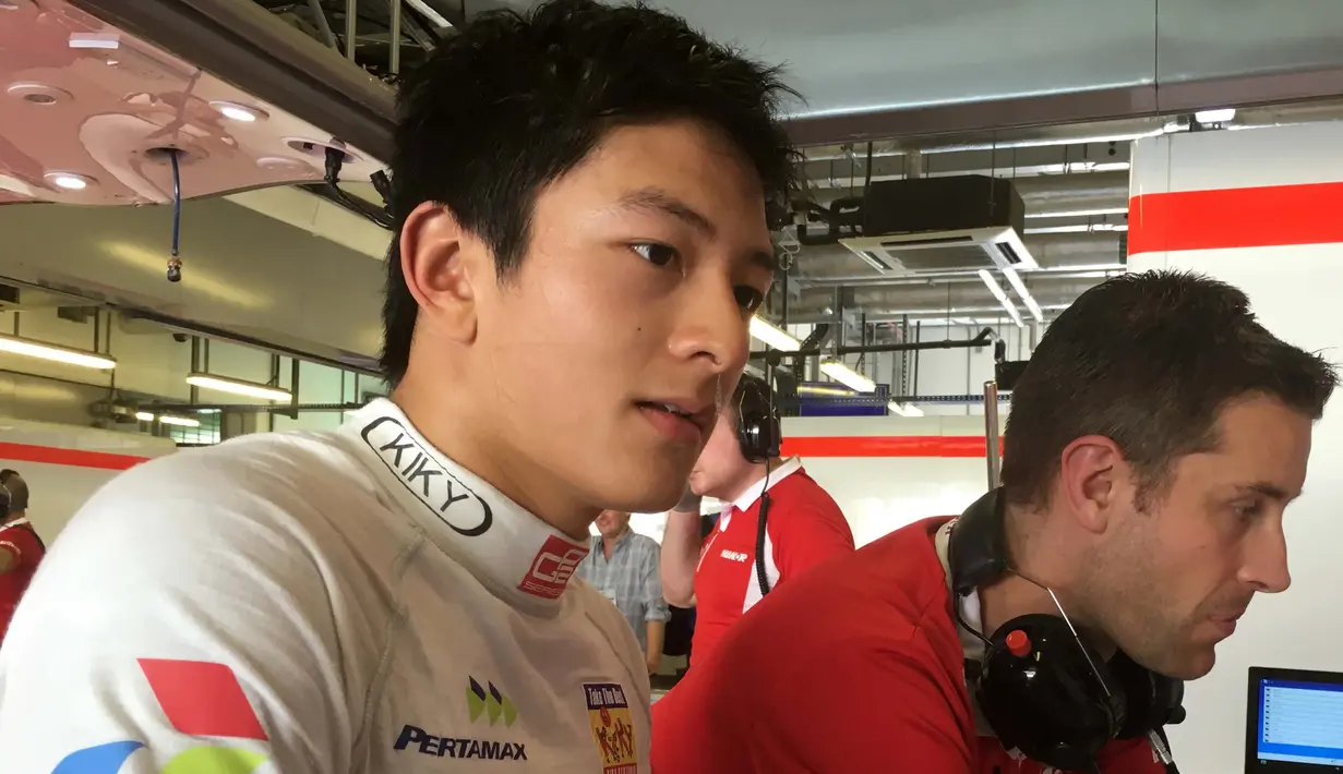 Pebalap Indonesia, Rio Haryanto saat melihat hasil test drive ban Pirelli bersama Tim Manor Marussia di Sirkuit Yas Marina, Abu Dhabi, Selasa (1/12/2015). (Photo/Rio Haryanto Media)