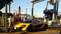 'Tergelincir', McLaren P1 Nyangkut di Separator Jalan Tol