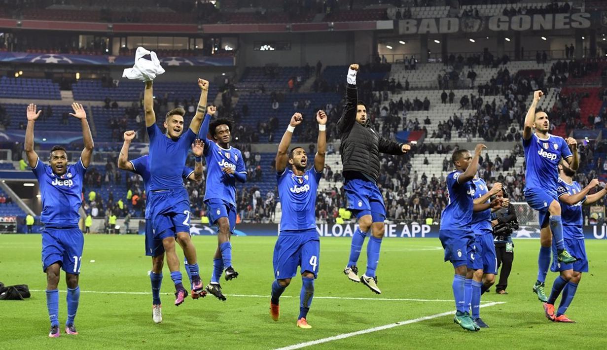 Pemain Juventus merayakan kemenangan atas Olympique Lyon dalam laga Grup H Liga Champions di Stade de Lyon, Prancis, Rabu (19/10/2016) dini hari WIB. (AFP/Philippe Desmazes)