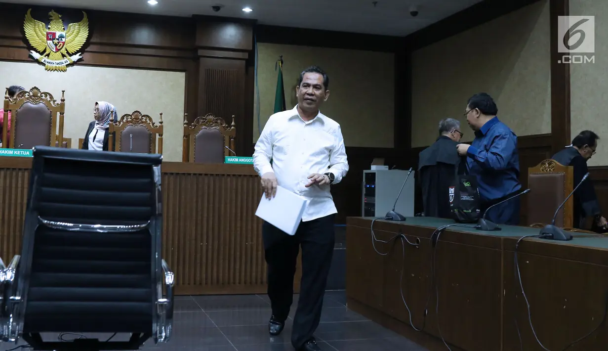 Bupati Hulu Sungai Tengah (HST) nonaktif, Abdul Latifusai menjalani sidang pembacaan tuntutan di Pengadilan Tipikor, Jakarta, Senin (6/8). Abdul Latif dituntut hukuman pidana selama 8 tahun dan denda Rp 600 juta. (Liputan6.com/Helmi Fithriansyah)