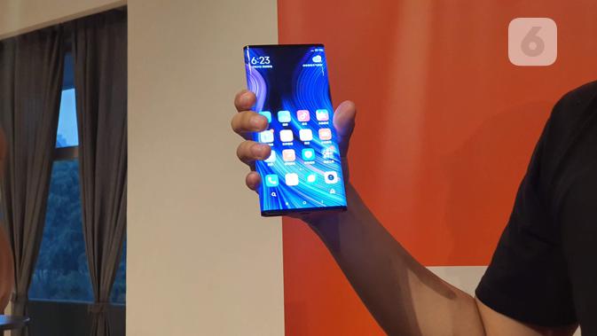 Prototipe Mi Mix Alpha, smartphone masa depan Xiaomi yang memiliki layar di seluruh permukaannya (Liputan6.com/ Agustin Setyo Wardani).